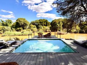 Bazén v ubytování Tapologo River Lodge nebo v jeho okolí