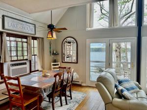 Ruang duduk di Sunrise Pointe - Amazing Waterfront, Views, Dock!