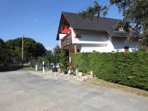 a house with a lot of plants and flowers in front of it at Aux Vignes in Rott