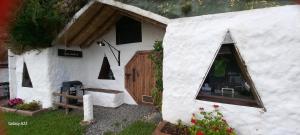 Aed väljaspool majutusasutust Hobbit Hotel El peñol Guatapé