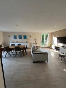 a living room with a couch and a table at Au coeur du Ried 