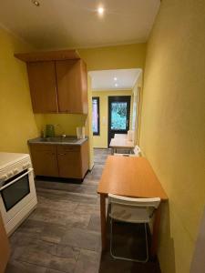 cocina con paredes amarillas y mesa de madera en CITY HAUS für 8 Personen, en Bremen