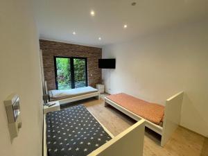 Una pequeña habitación con dos camas y una ventana. en CITY HAUS für 8 Personen, en Bremen