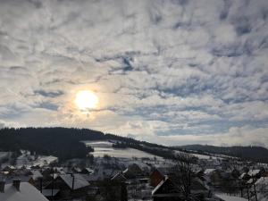 Blick auf eine Stadt mit der Sonne am Himmel in der Unterkunft Villa Malina in Oščadnica