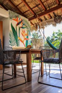 a table and chairs with a painting on the wall at Apartment Lodge Tres Palmas. Apartment #1 in Temalhuacán