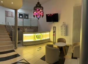 a room with a television and a table and chairs at Catherine House in Zierenberg