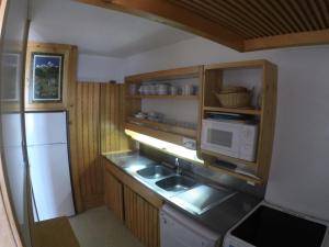a small kitchen with a sink and a microwave at Résidence Nova 3 - Appartement 2 pièces 7 personnes proche des pistes MAE-7974 in Arc 1800