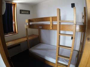 a bunk bed in a room with a ladder at Résidence Nova 3 - Appartement 2 pièces 7 personnes proche des pistes MAE-7974 in Arc 1800