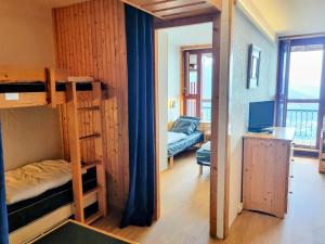 a room with bunk beds and a living room at Résidence Nova 3 - Appartement 2 pièces 6 personnes proche des pistes MAE-8014 in Arc 1800