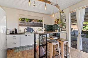 Una cocina o kitchenette en Private 3BR Villa with pool