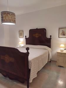 ソルソにあるCasa logudoro 7のベッドルーム(木製ベッド1台、ランプ付)