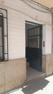 Una entrada a un edificio con una puerta negra en Lorca, en Dúrcal