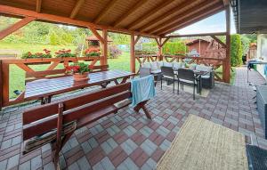 Μπαλκόνι ή βεράντα στο 3 Bedroom Amazing Home In Parzensko