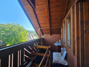 una vista dall'alto di un balcone di una cabina di Cabana GRAD a Săliştea de Sus