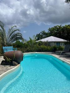 Πισίνα στο ή κοντά στο Bungalow Maracuja avec piscine, vue mer, plage à 150m