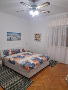 Ένα ή περισσότερα κρεβάτια σε δωμάτιο στο Large apartment between Split and Trogir