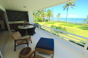 マタ・デ・サン・ジョアンにあるBeach Front Luxury, Praia do Forte, Feet in the Sand!の海が見えるバルコニー付きの部屋