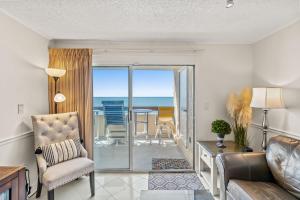 Ruang duduk di Sea Pointe 507 - Oceanfront