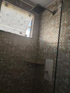 baño con ventana y pared de azulejos en Apartamento Life COP30, en Castanhal