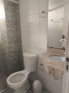 un baño con inodoro y lavabo en Apartamento Life COP30, en Castanhal