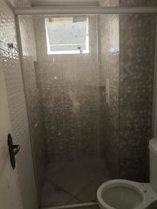 baño con ducha, aseo y ventana en Apartamento Life COP30, en Castanhal