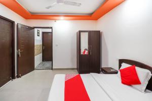 a bedroom with a bed with an orange ceiling at Hotel O 62748 Hotel Zeenat in Jammu +28 photos
