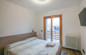 a bedroom with a bed with towels on it at B&B Passo del Cerreto in Cerreto Laghi