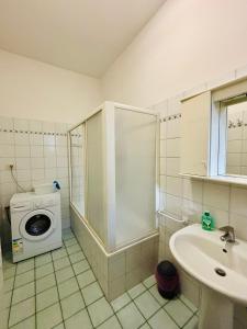 Koupelna v ubytování APPARTAMENTO -C- VISTA MARE con 2 camere da letto-Residence Azzurro + 8 fotografií