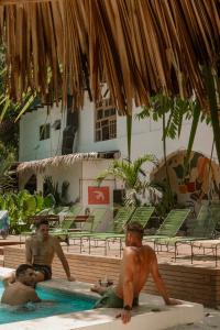 un grupo de hombres tumbados en una piscina en ESO Santa Teresa, en Santa Teresa Beach