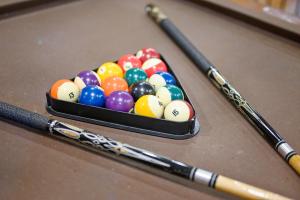 Biliár nebo kulečník v ubytování Rustic Family Getaway - Hot Tub, Pool Table, Pets, Near Attractions + 46 fotografií