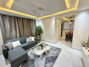 Un lugar para sentarse en Alpha Homes 1 fotos más