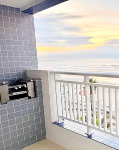 a balcony with a view of the ocean at Apto Frente Praia Familiar in Mongaguá
