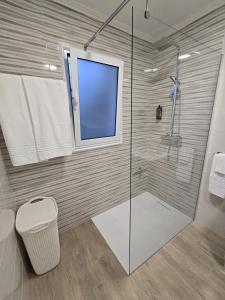 bagno con doccia e TV a parete di Brisa do Mar Azorean House a Maia Altre 28 foto