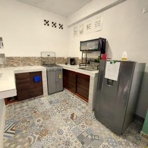 a kitchen with a refrigerator and a counter top at Apartamento en jardin in Jardin