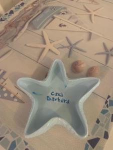 莱里奇CASABARBARA lerici的桌子上有一颗星星的蛋糕