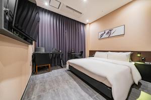 En eller flere senger på et rom på Pyeongtaek Stay Tourist Hotel + 37 bilder