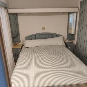Ένα ή περισσότερα κρεβάτια σε δωμάτιο στο Mobil home Cosy & Calme Hourtin