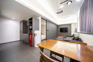 En TV eller et underholdningssystem på Pyeongtaek Stay Tourist Hotel