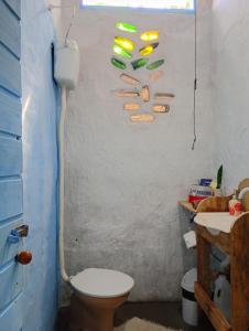 ein Badezimmer mit Toilette und Waschbecken in der Unterkunft Jundu Hospitalidade e Arte in Itanhaém
