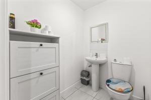 Et badeværelse på Modern 4 Bedroom Detached House 66CL + 26 billeder