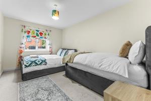 En eller flere senge i et værelse på Modern 4 Bedroom Detached House 66CL