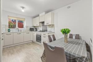 Køkken eller tekøkken på Modern 4 Bedroom Detached House 66CL