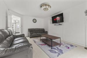 Et tv og/eller underholdning på Modern 4 Bedroom Detached House 66CL