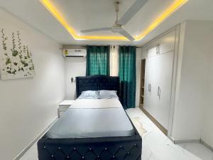 Una cama o camas en una habitación de Alpha Homes