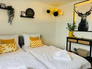 a bedroom with a bed and a deer head on the wall at Black&Yellow Apartment Bielefeld 24h Check in WLAN Parkplatz ÖPNV in Bielefeld