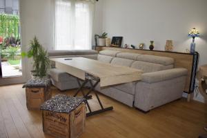 Χώρος καθιστικού στο Boho style apartment - 8 mins from Paris Center - Garden and underground parking
