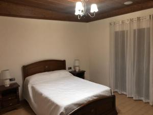 een slaapkamer met een bed en twee nachtkastjes met twee lampen bij Coparelia in Villarrobledo +49 foto's