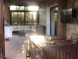 een woonkamer met een houten tafel en een televisie bij Coparelia in Villarrobledo