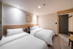 En eller flere senger på et rom på Pyeongtaek Stay Tourist Hotel