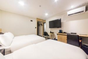 En TV eller et underholdningssystem på Pyeongtaek Stay Tourist Hotel